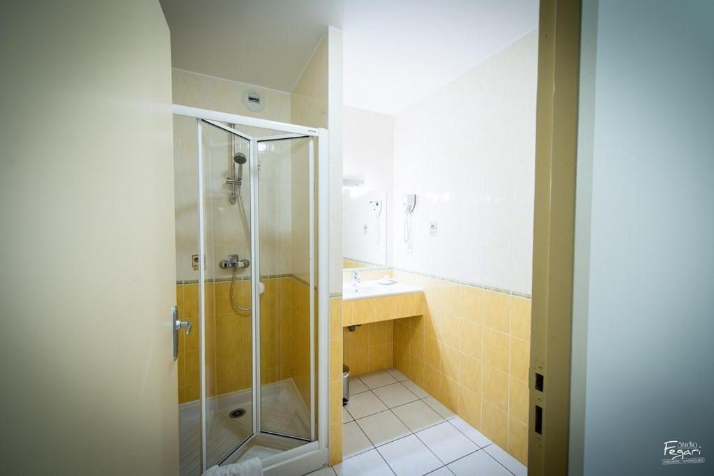 Hotel Le Lion D'Or Saint-Geniez-dʼOlt 객실 사진
